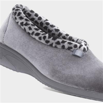 Paloma Womens Grey Leopard Print Slipper