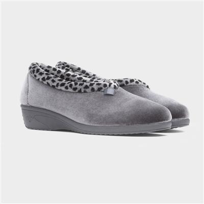 Paloma Womens Grey Leopard Print Slipper