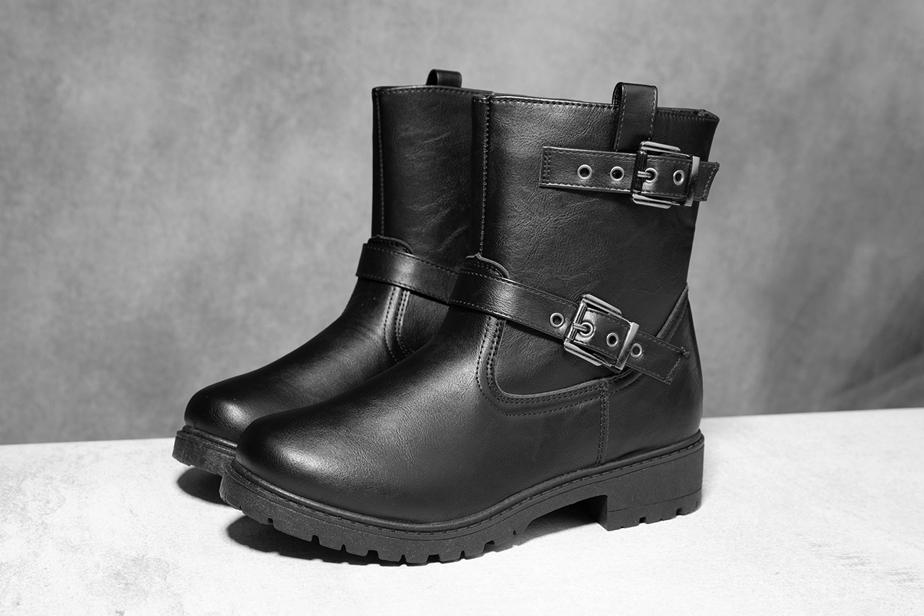 Boots With Wide Leg Jeans: 7 Fashion Tips