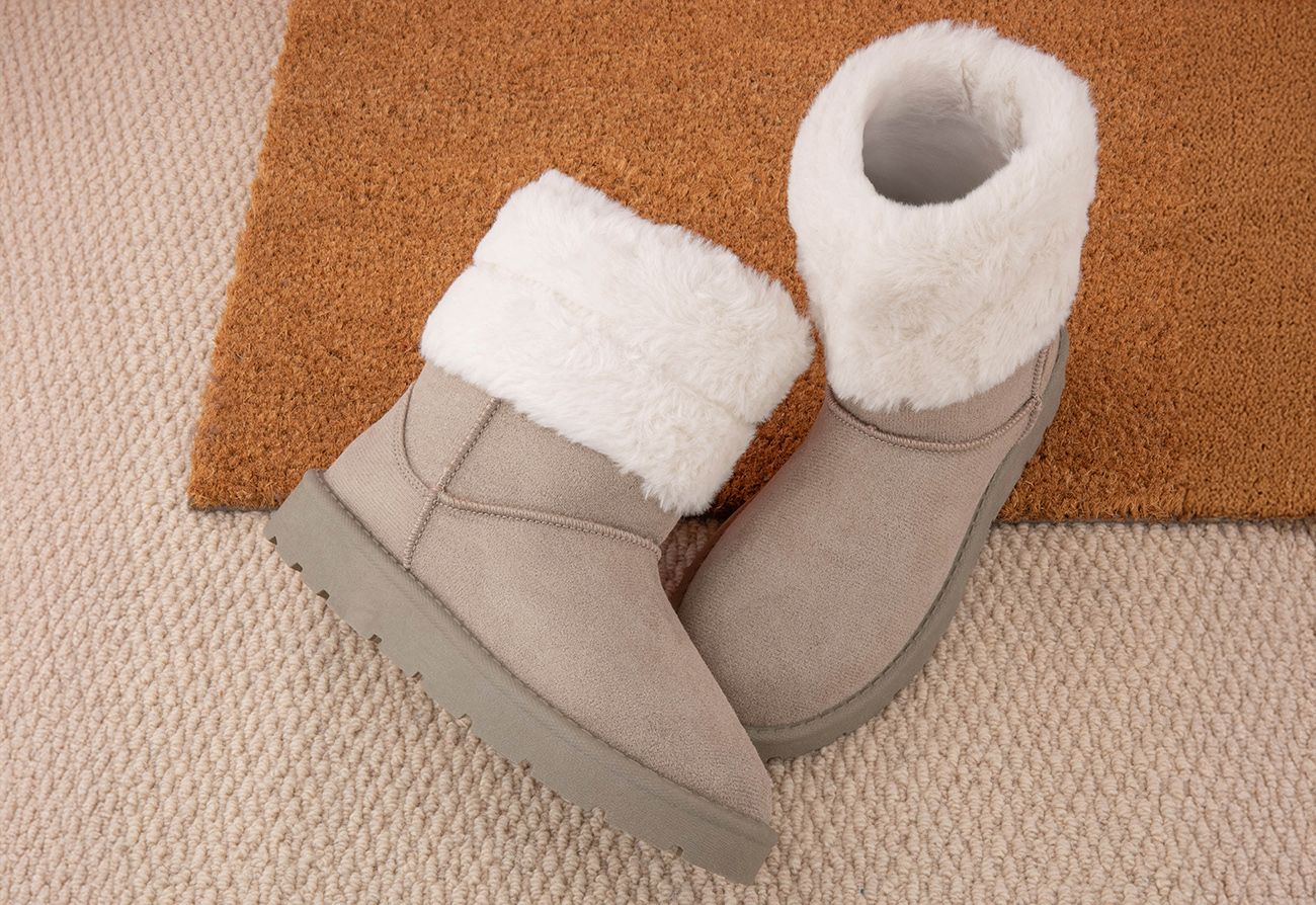 How To Style Beige Boots This Winter